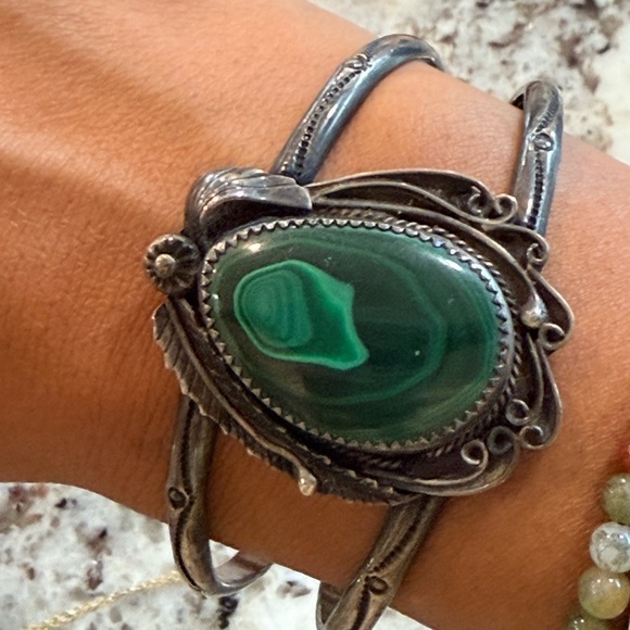 Vintage Native Nila Johnson (NJ) Malachite Sterling Silver Navajo cuff bracelet - Picture 6 of 9